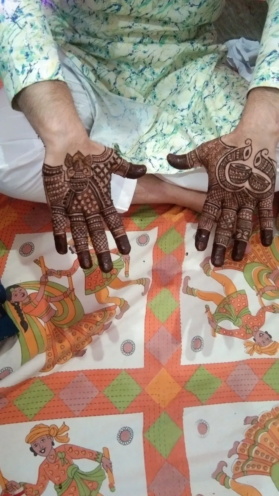 Bridal Back Hand Mehndi Design with Deity and Figures (9)