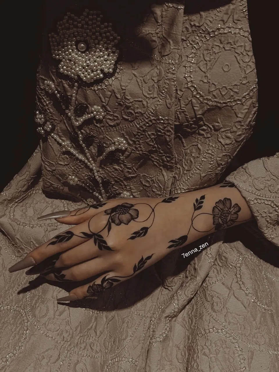 Aesthetic Arabic Arm Mehndi Design with Bel and Flowers (4)