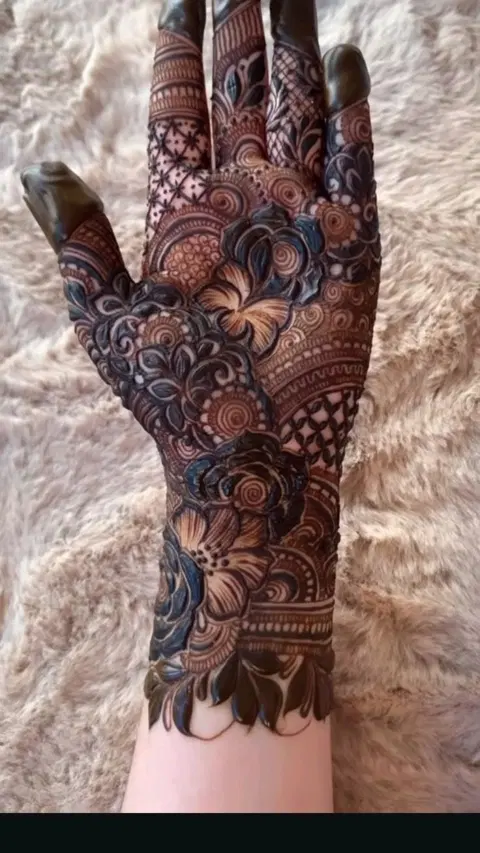 aesthetic arabic back hand mehndi design