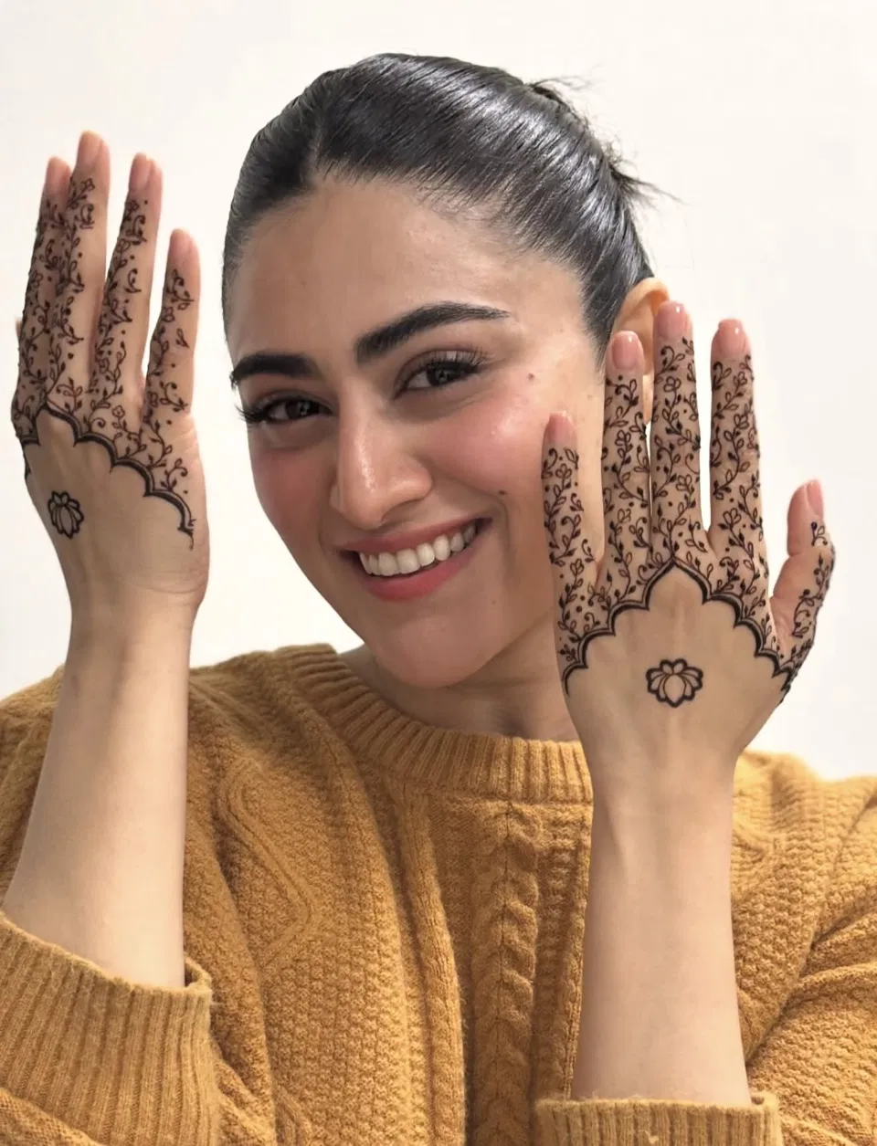 Aesthetic Dubai Finger Mehndi Design with Jaal and Lotus