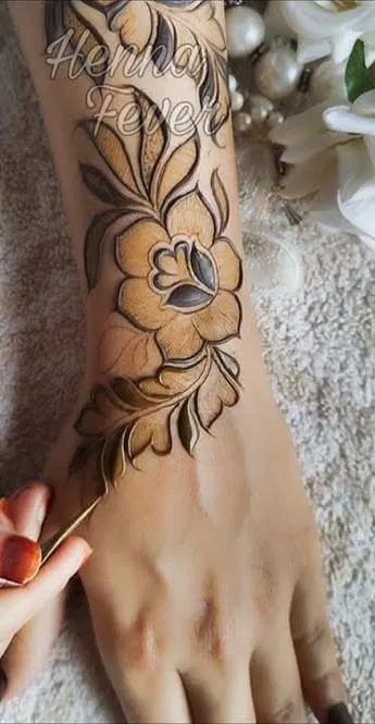 Aesthetic Arabic Mehndi Design with Flowers