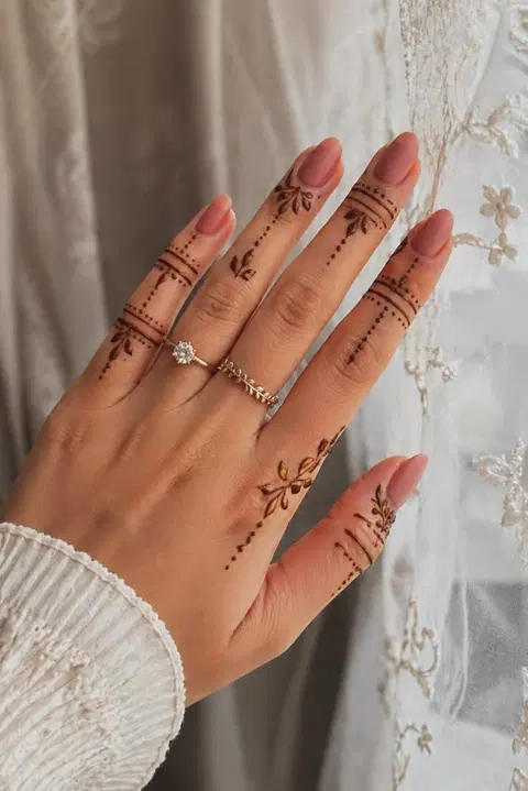 minimal simple back hand mehndi design