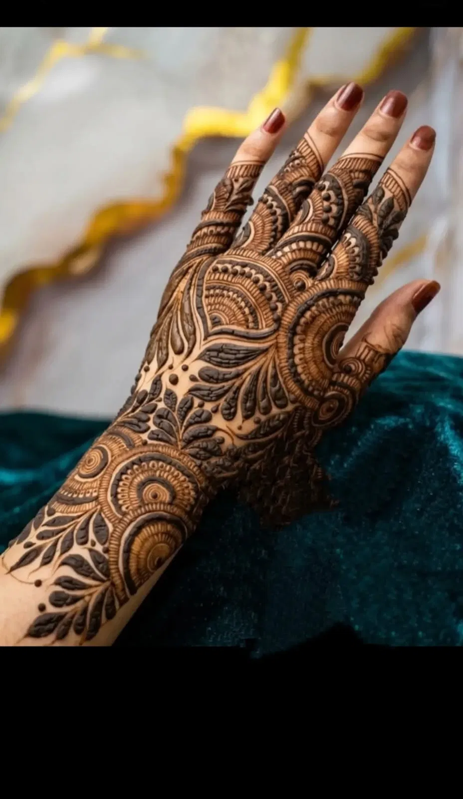 Aesthetic Dubai Back Hand Mehndi Design (3)