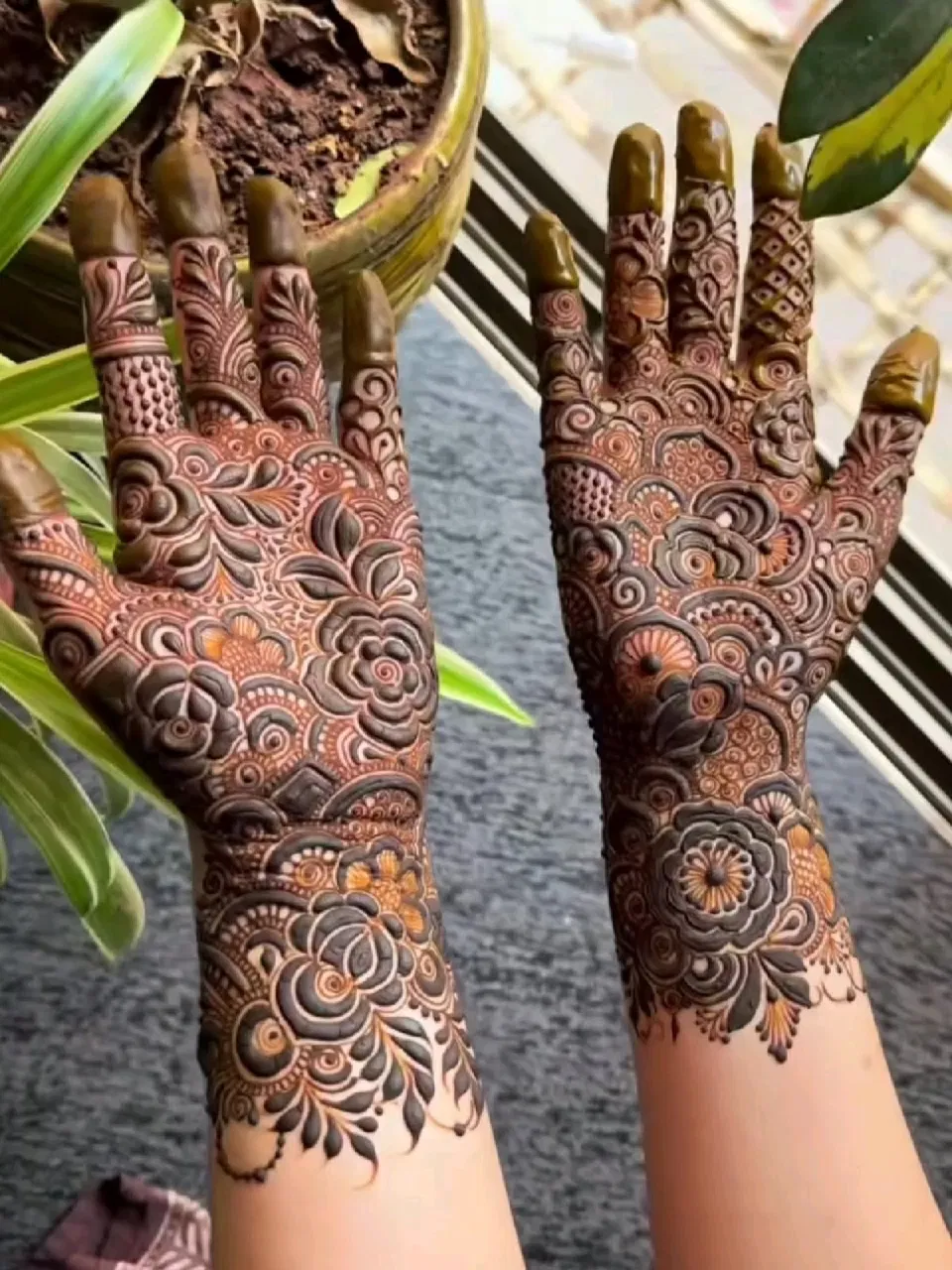 Aesthetic Bridal Front Hand Mehndi Design with Flowers (4)