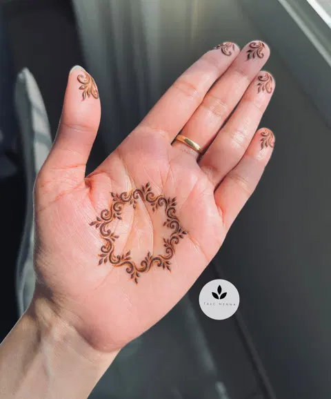 aesthetic minimal finger mehndi design