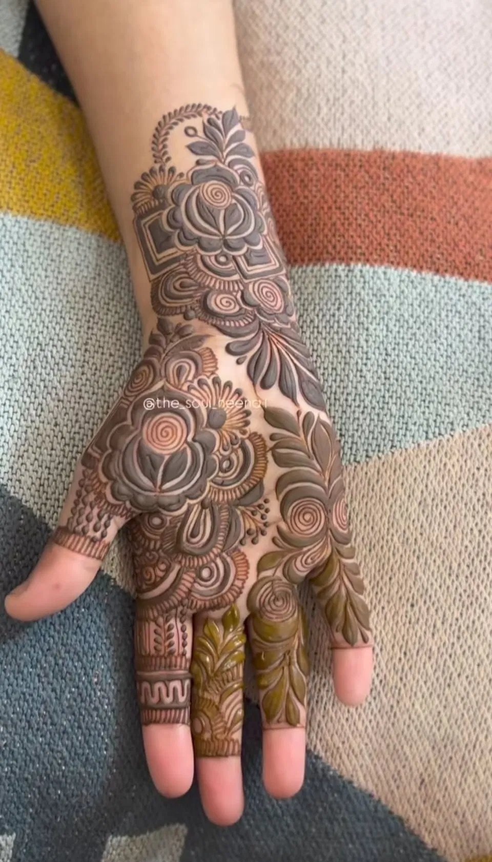 Aesthetic Dubai Arm Mehndi Design with Flowers (2)
