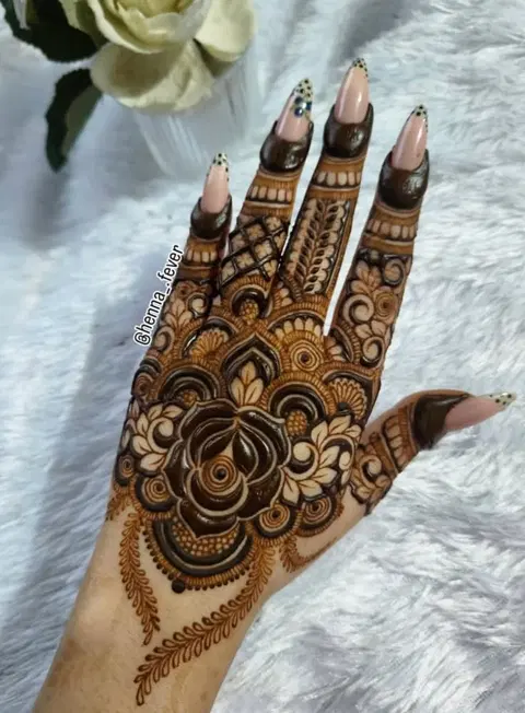 aesthetic dubai circle back hand mehndi design