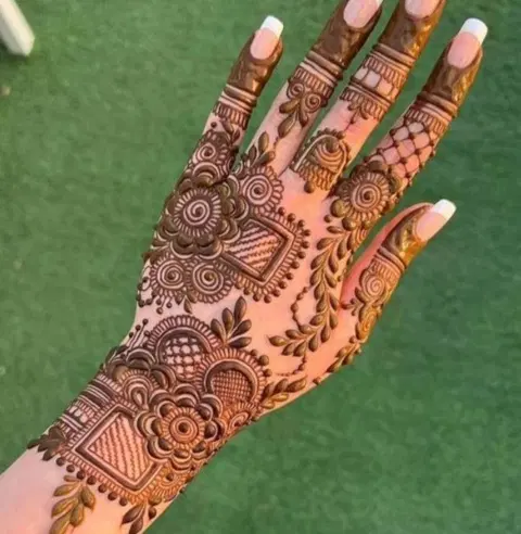 aesthetic dubai back hand mehndi design