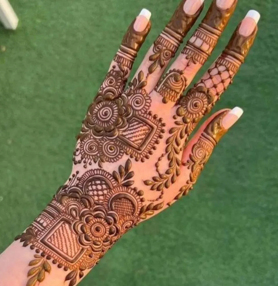 Aesthetic Dubai Back Hand Mehndi Design for Eid (3)