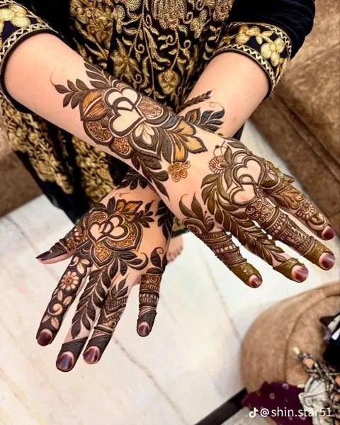 aesthetic arabic back hand mehndi design