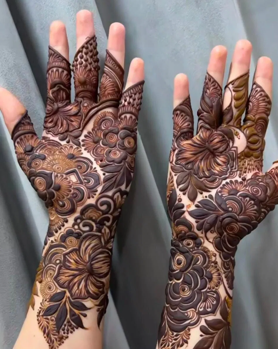 Aesthetic Bridal Back Hand Mehndi Design with Gol Tikki and Flowers for Engagement (36)