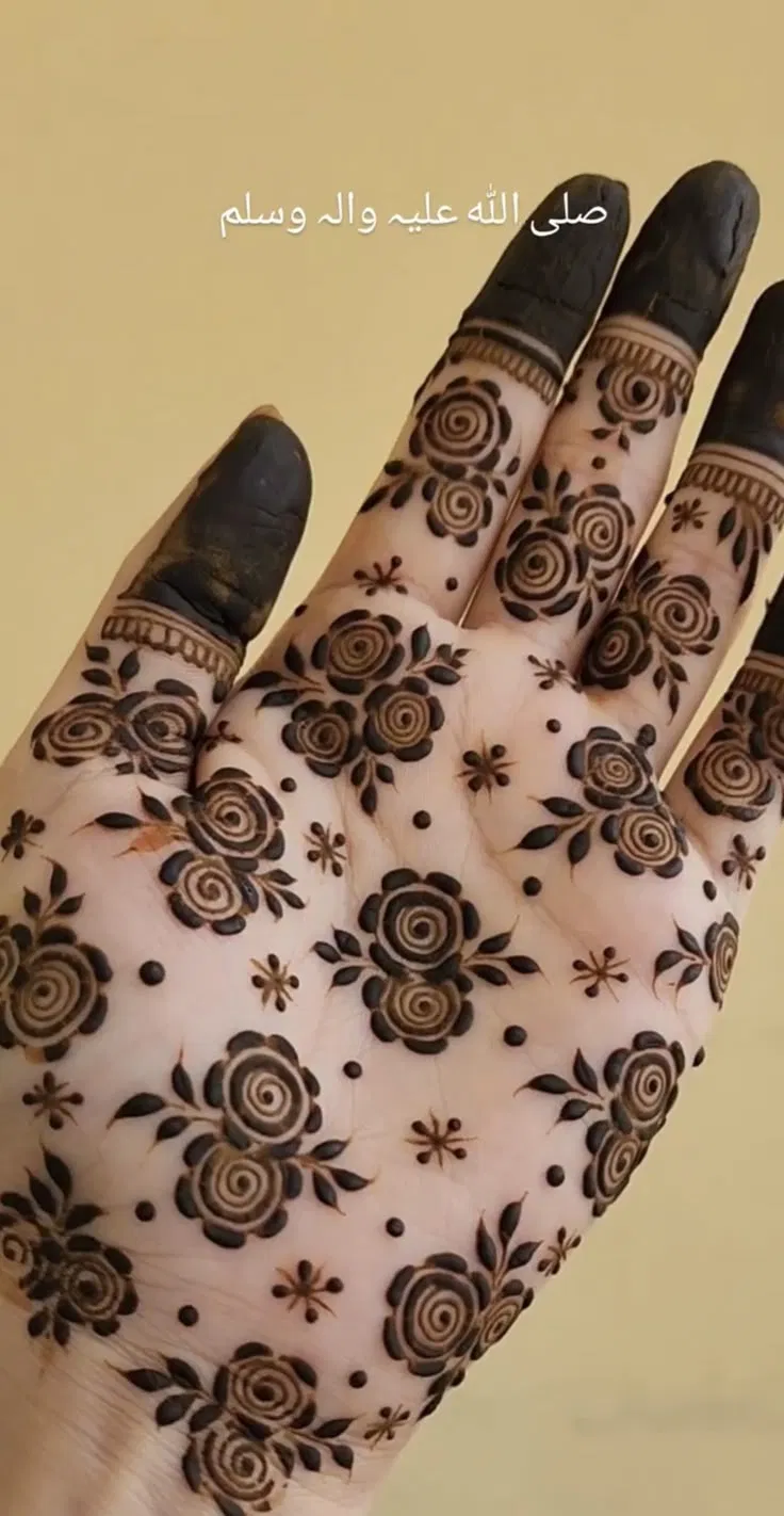 Aesthetic Dubai Finger Mehndi Design with Flowers (2)