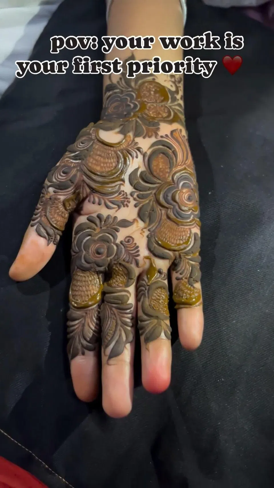 Aesthetic Arabic Finger Mehndi Design (10)