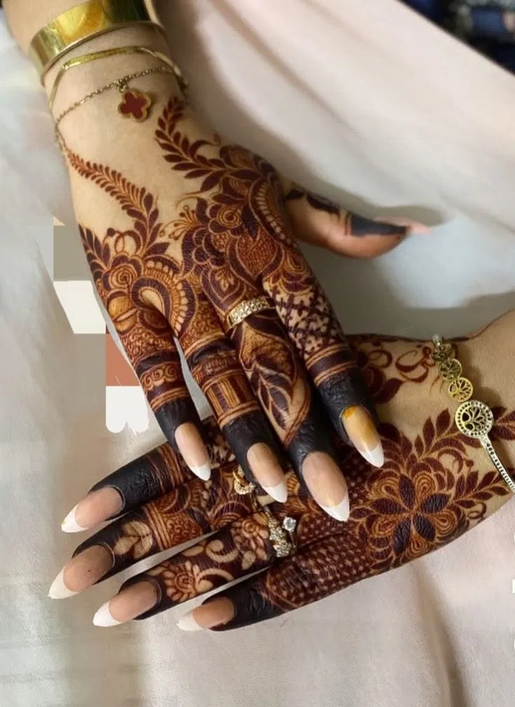Aesthetic Bridal Finger Mehndi Design with Gol Tikki (7)