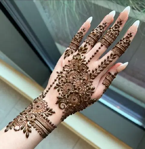 aesthetic dubai back hand mehndi design