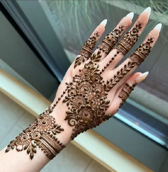Aesthetic Dubai Back Hand Mehndi Design (4)