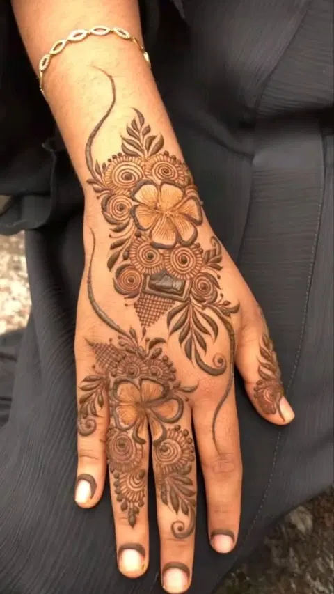aesthetic royal circle back hand mehndi design
