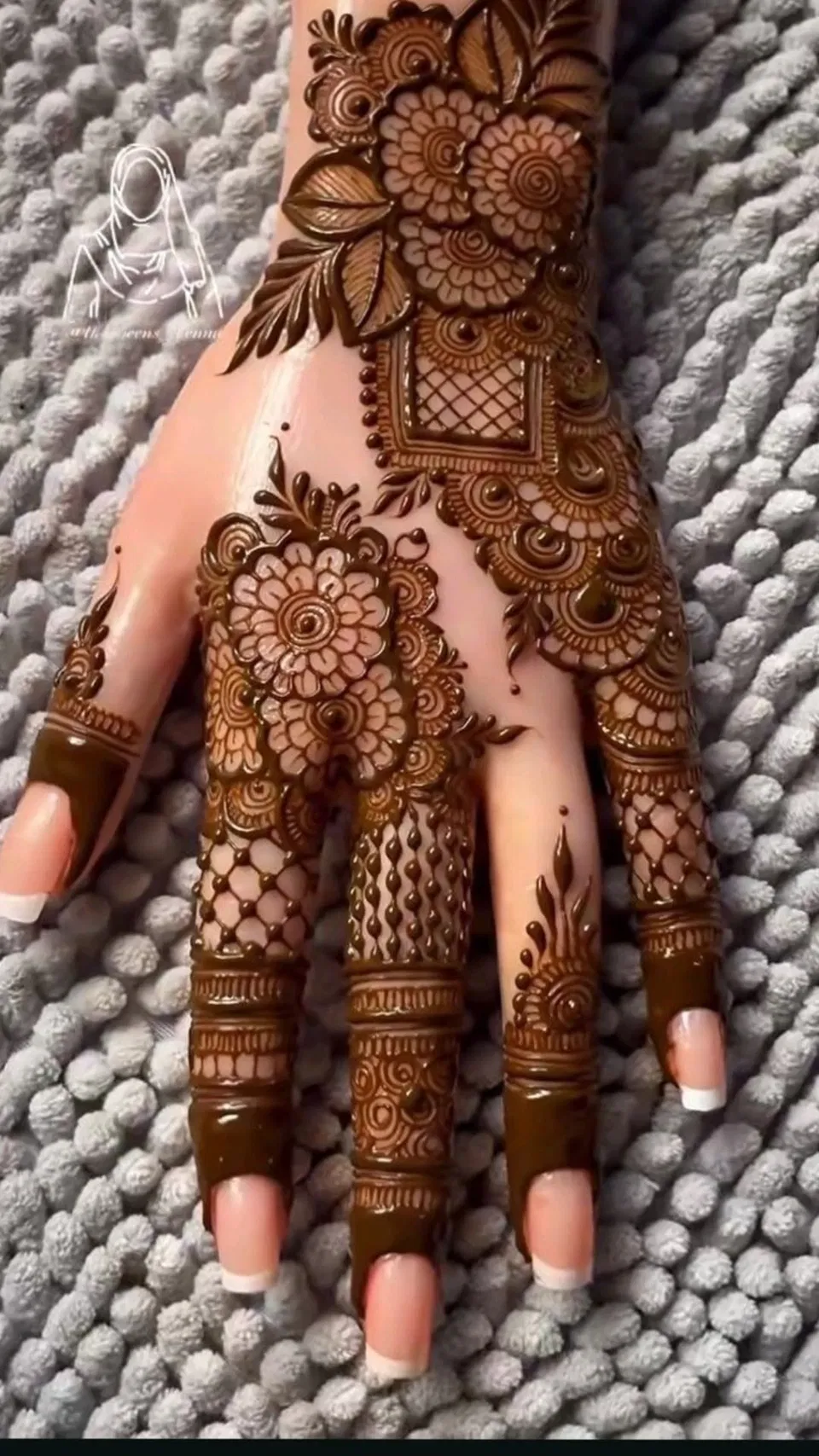 Aesthetic Arabic Back Hand Mehndi Design with Flowers for Eid (23)