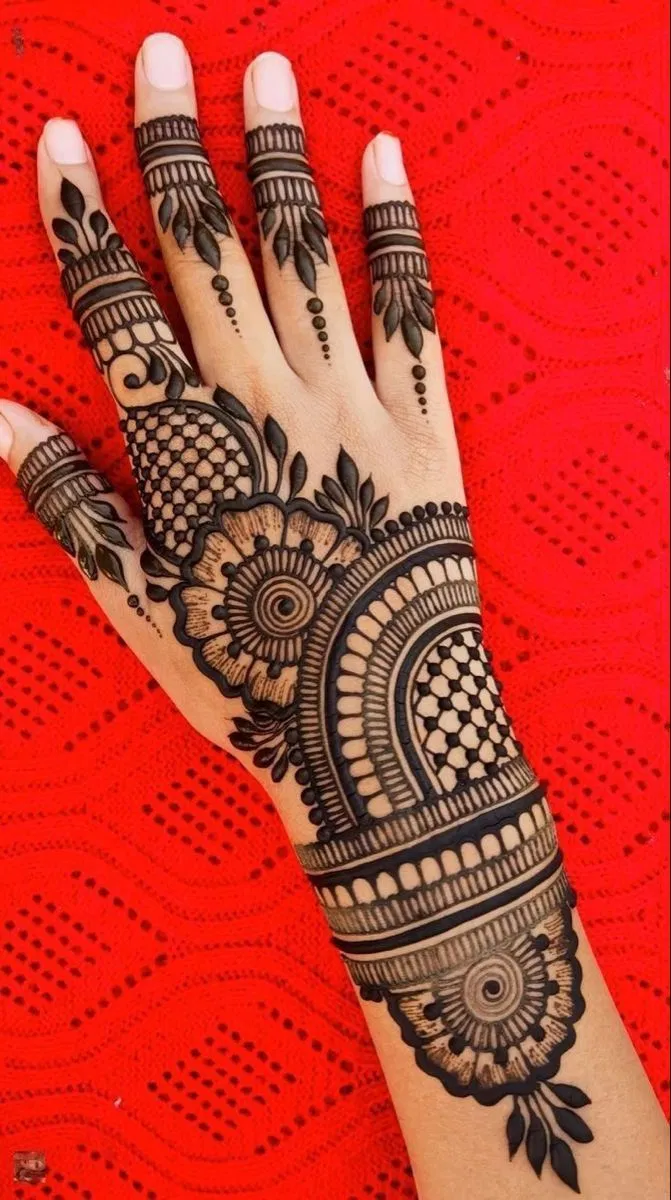 Simple Back Hand Mehndi Design with Bel and Gol Tikki (2)