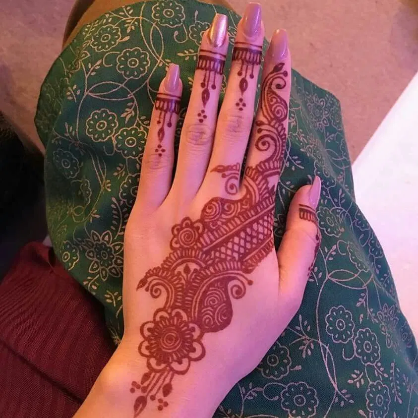Aesthetic Arabic Back Hand Mehndi Design with Bel (13)