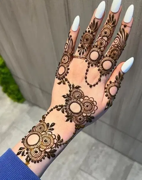 simple stylish bel back hand mehndi design