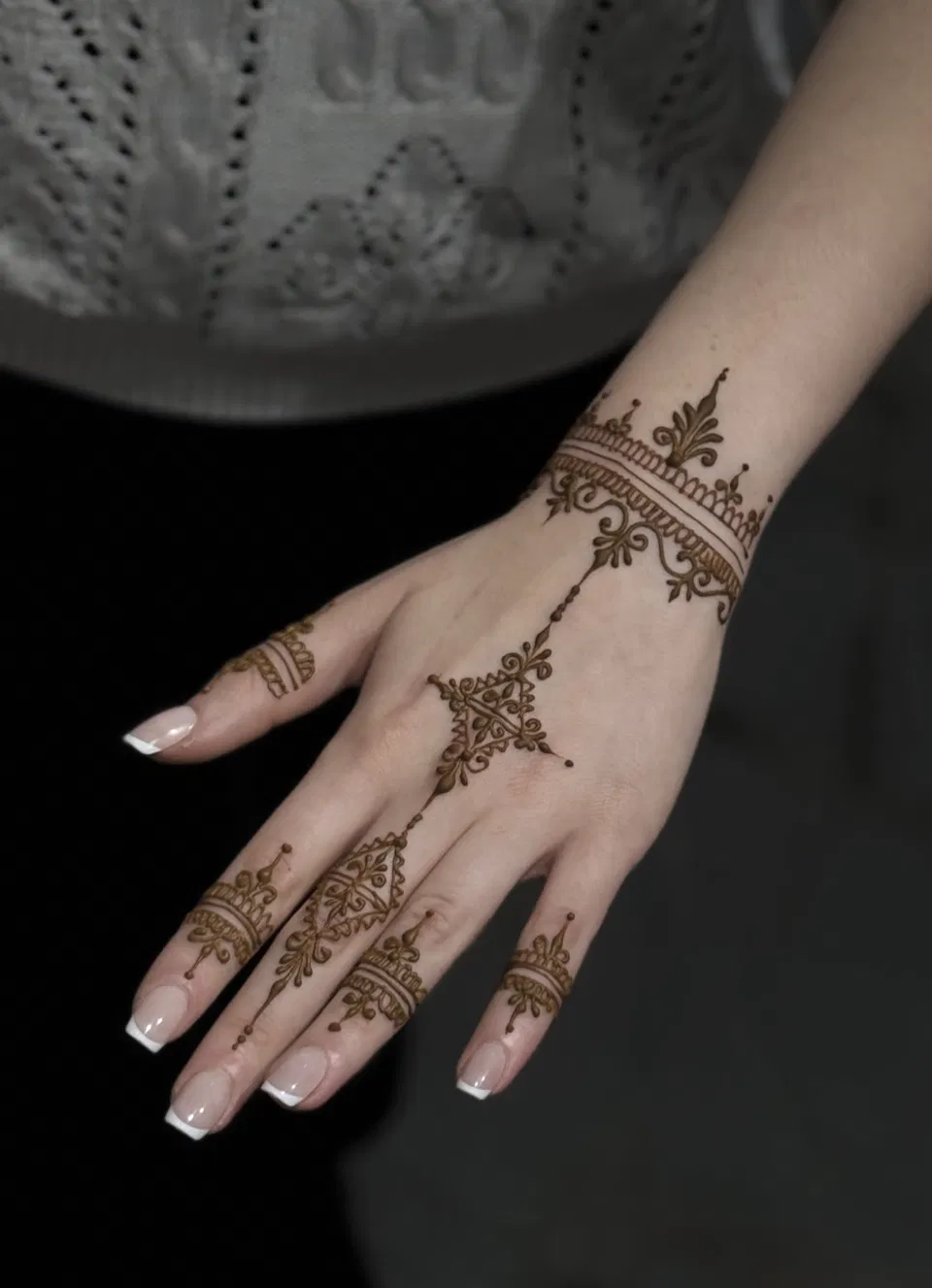 Aesthetic Arabic Back Hand Mehndi Design with Gol Tikki (18)