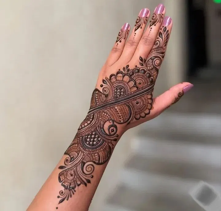 Bridal Simple Back Hand Mehndi Design with Bel and Gol Tikki