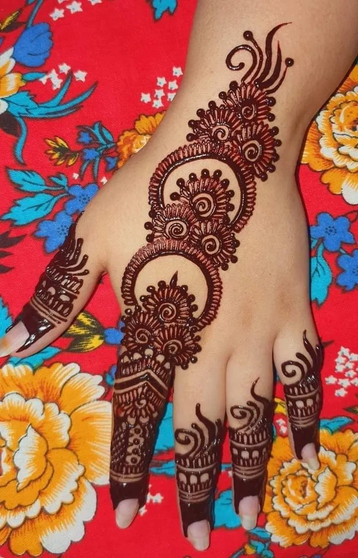 Simple Back Hand Mehndi Design with Bel and Gol Tikki (3)