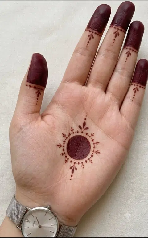 aesthetic minimal circle finger mehndi design