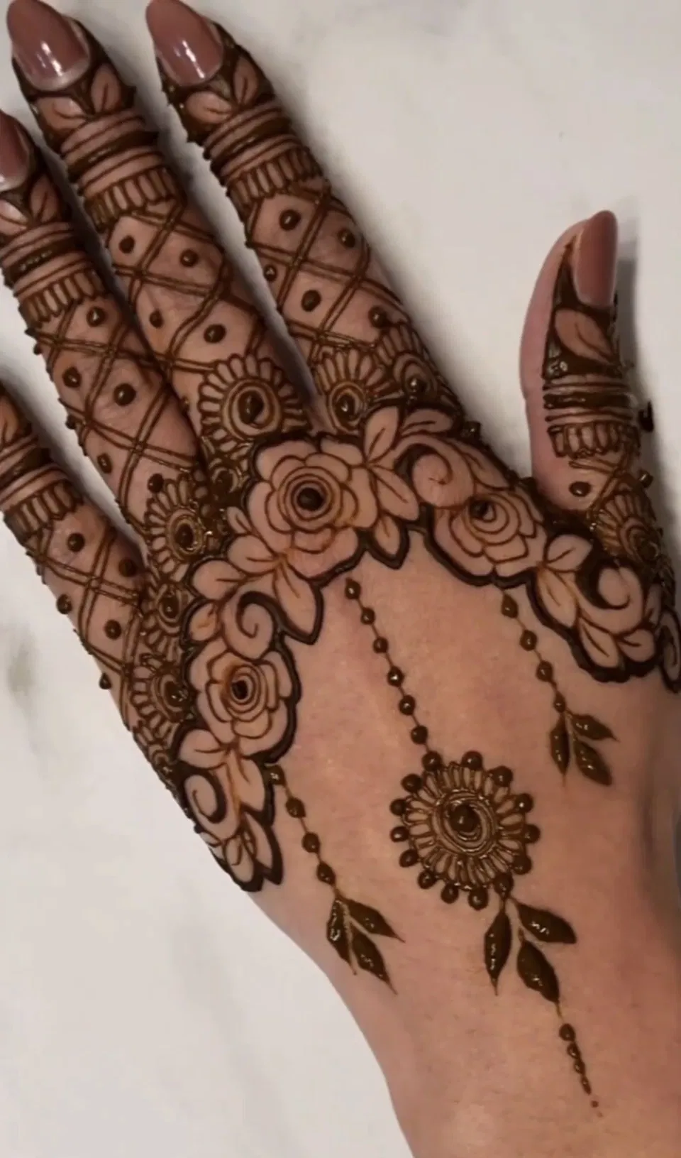 Aesthetic Arabic Back Hand Mehndi Design with Gol Tikki and Flowers for Eid (55)