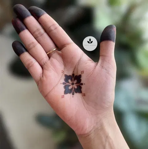 aesthetic minimal circle finger mehndi design