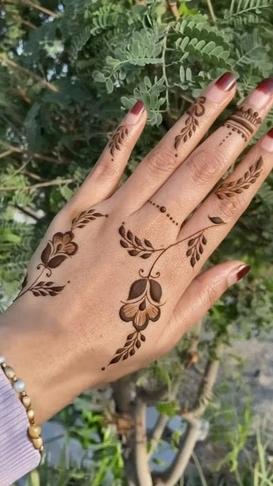 Aesthetic Arabic Back Hand Mehndi Design with Flowers (13)