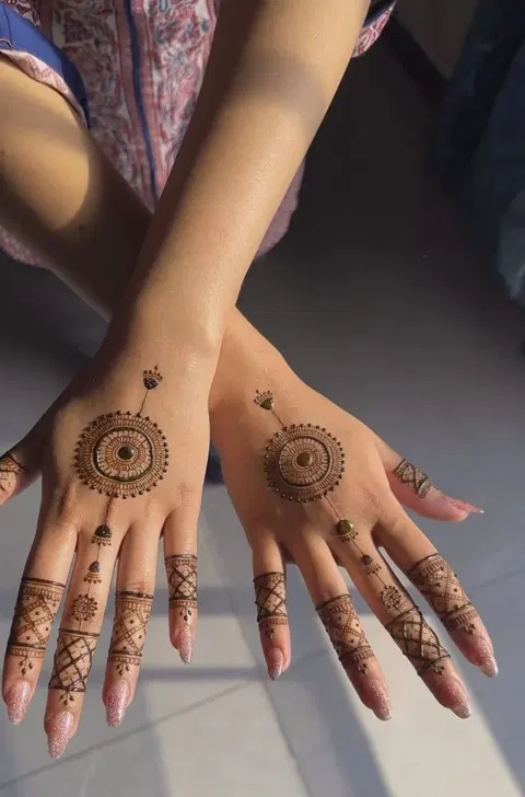 aesthetic minimal circle back hand mehndi design