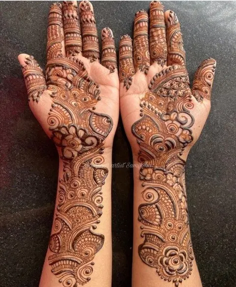 aesthetic arabic front hand mehndi design