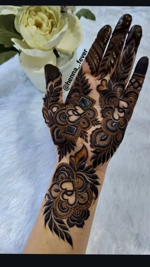 aesthetic arabic circle back hand mehndi design