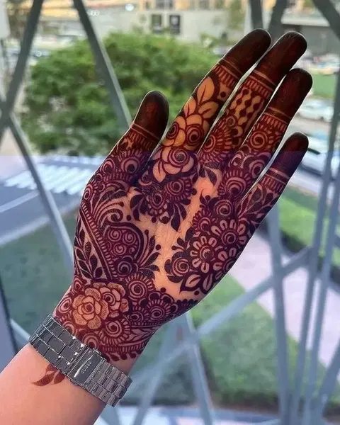 aesthetic arabic front hand mehndi design