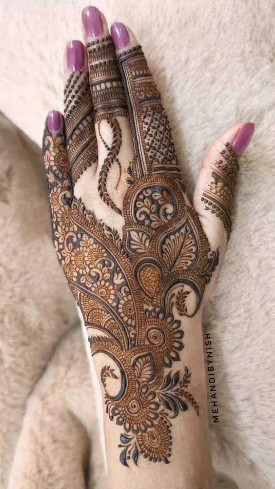 Aesthetic Arabic Front Hand Mehndi Design for Engagement (4)