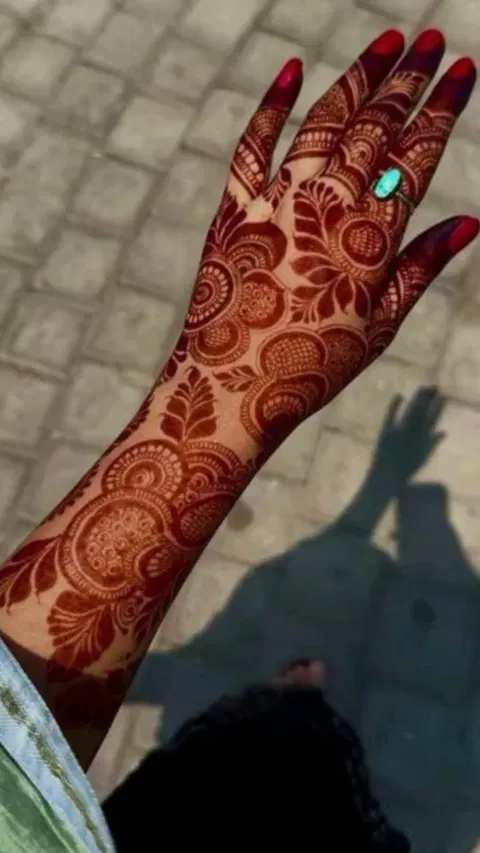 aesthetic bridal flower back hand mehndi design