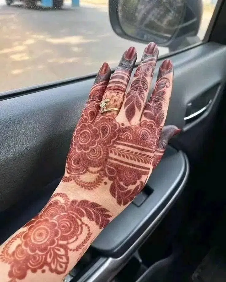 Dubai Simple Back Hand Mehndi Design with Flowers (3)