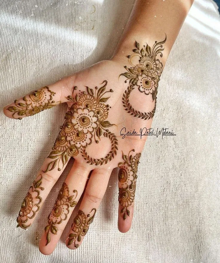 Aesthetic Minimal Finger Mehndi Design with Gol Tikki, Flowers and Jaal for Engagement (2)