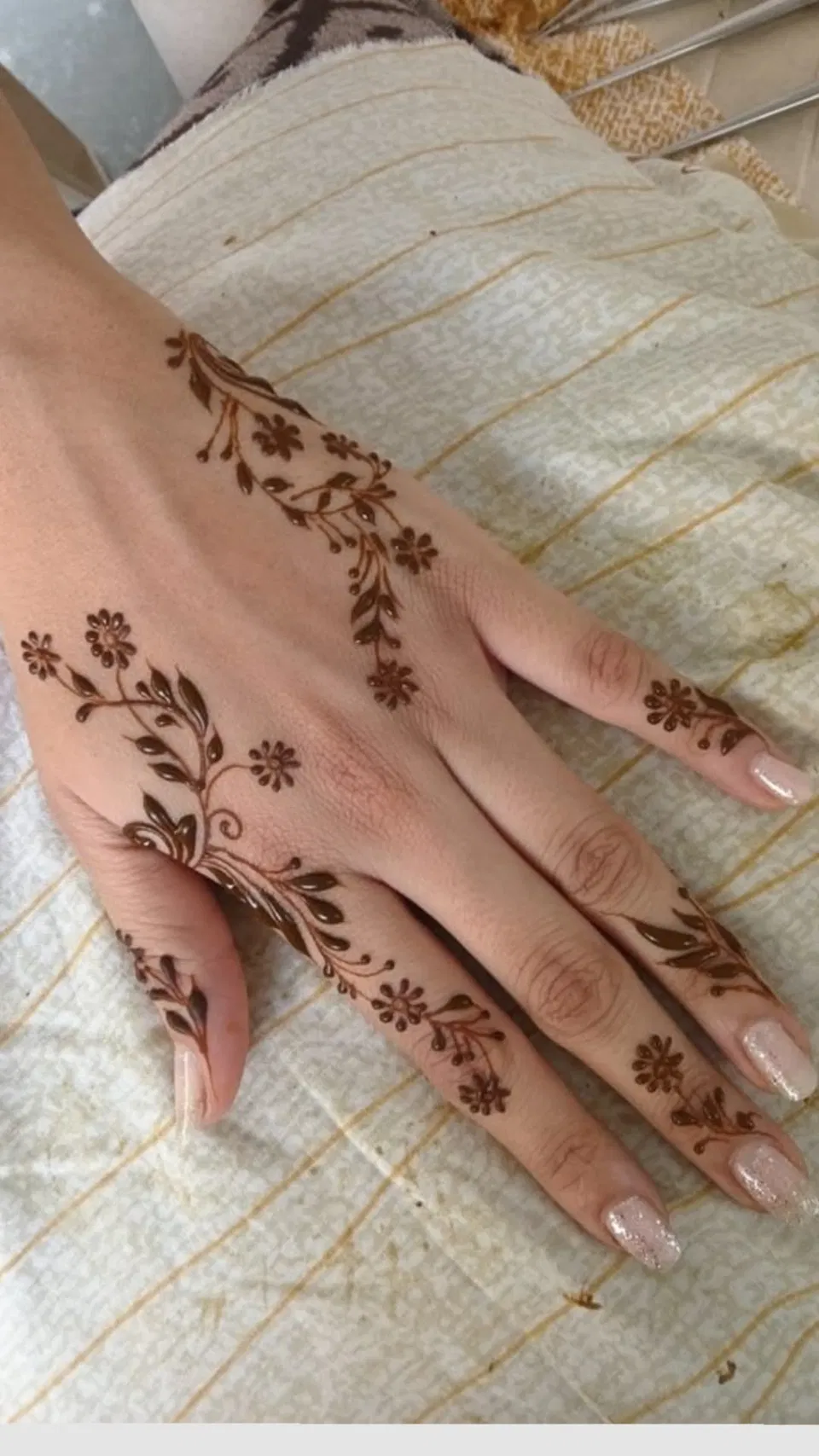 Aesthetic Arabic Arm Mehndi Design with Flowers for Eid (2)