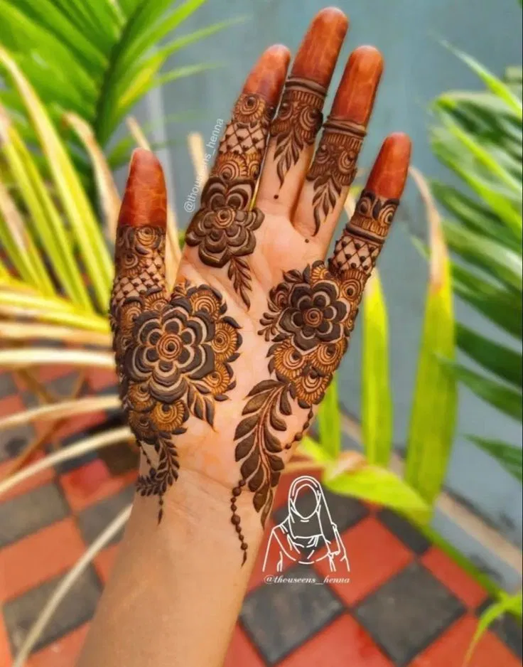 Aesthetic Arabic Finger Mehndi Design with Gol Tikki and Flowers (20)
