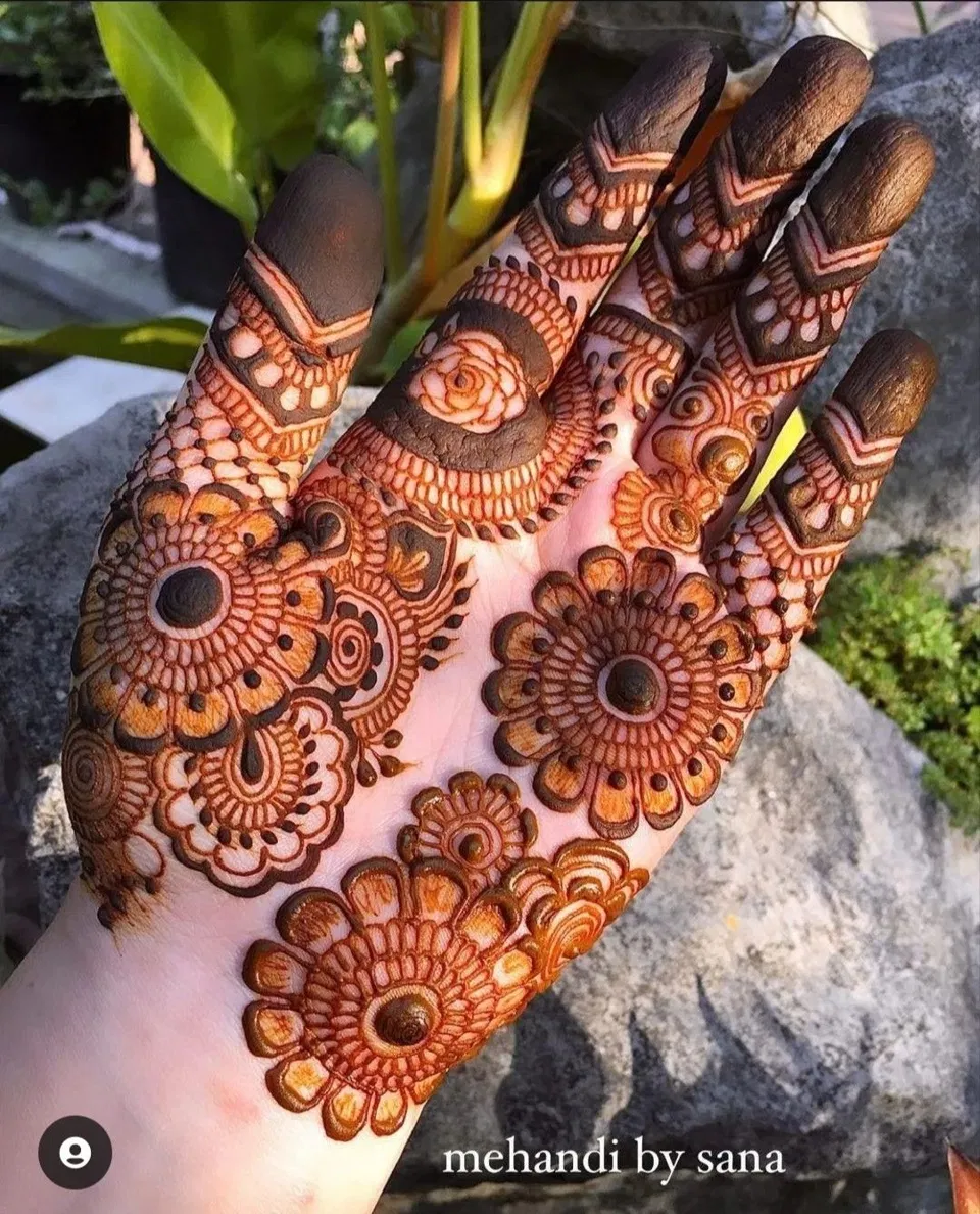 Aesthetic Bridal Front Hand Mehndi Design with Flowers (6)