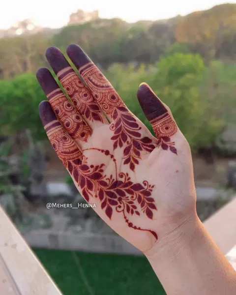 aesthetic arabic circle front hand mehndi design