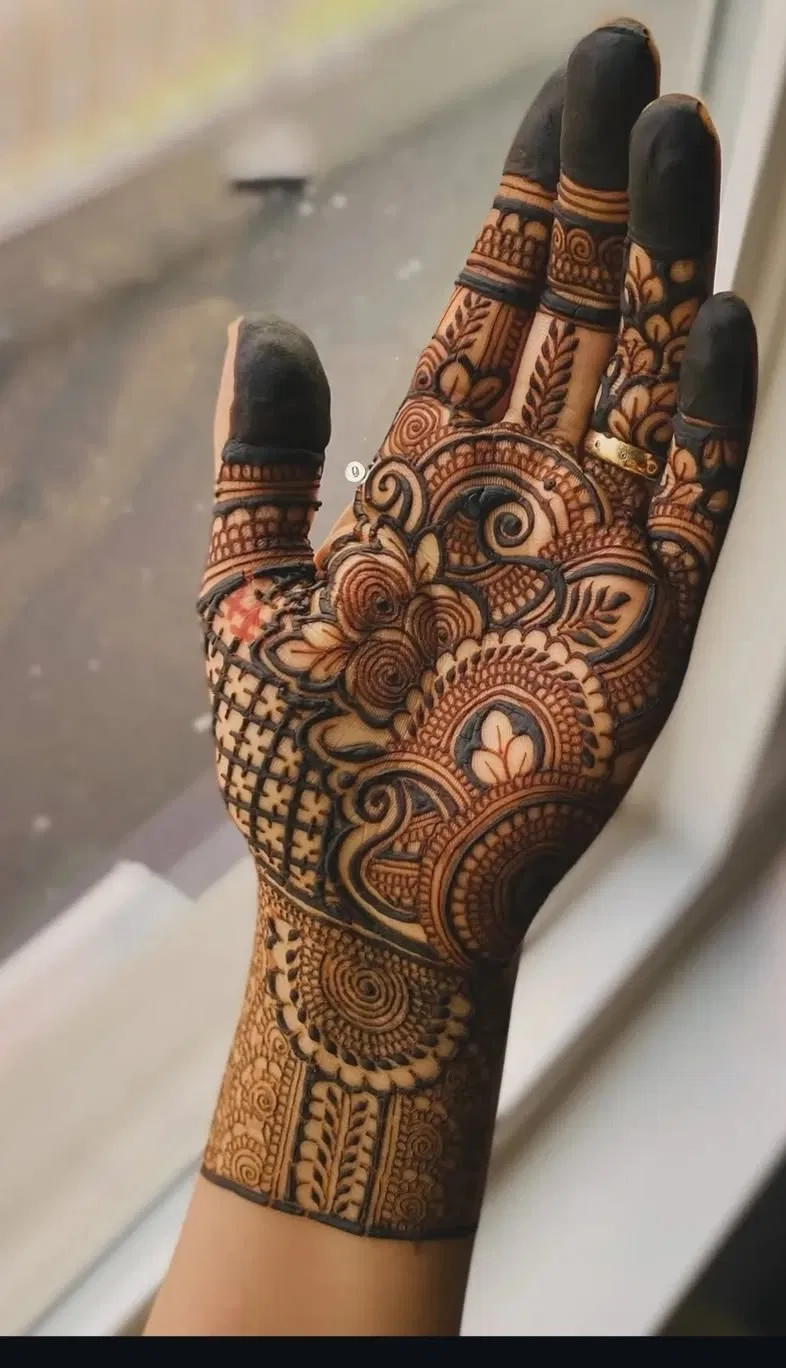 Stylish Front Hand Mehndi Design (2)