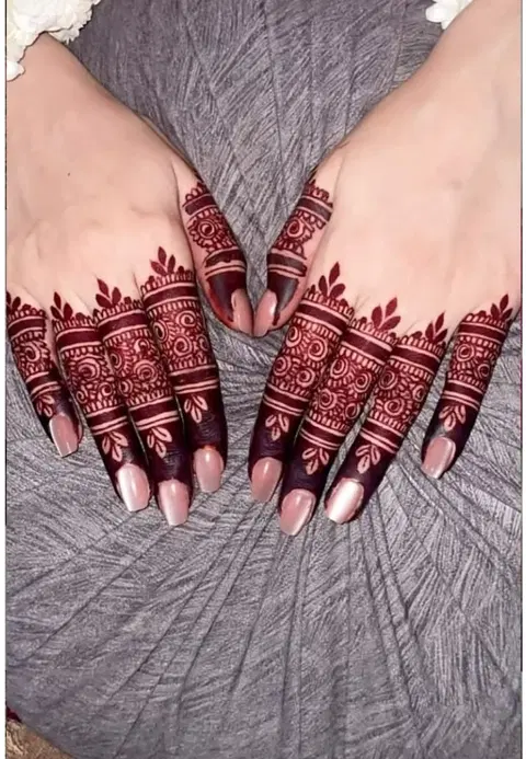 aesthetic simple back hand mehndi design