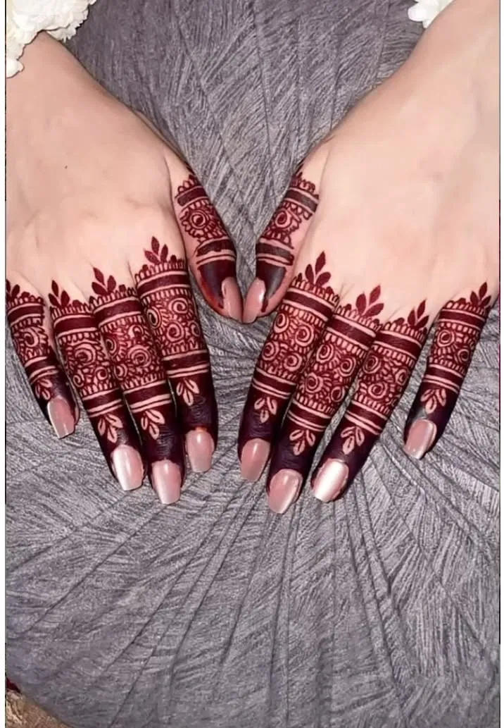 Aesthetic Simple Back Hand Mehndi Design (2)