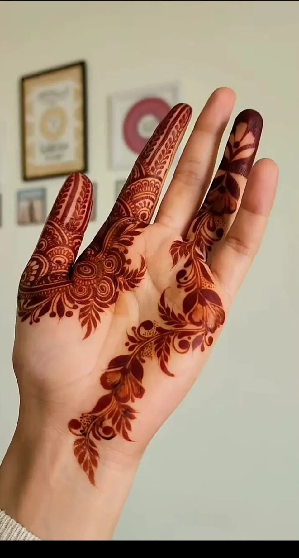 Aesthetic Arabic Finger Mehndi Design with Gol Tikki, Flowers and Jaal (15)