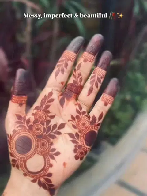 aesthetic arabic circle front hand mehndi design