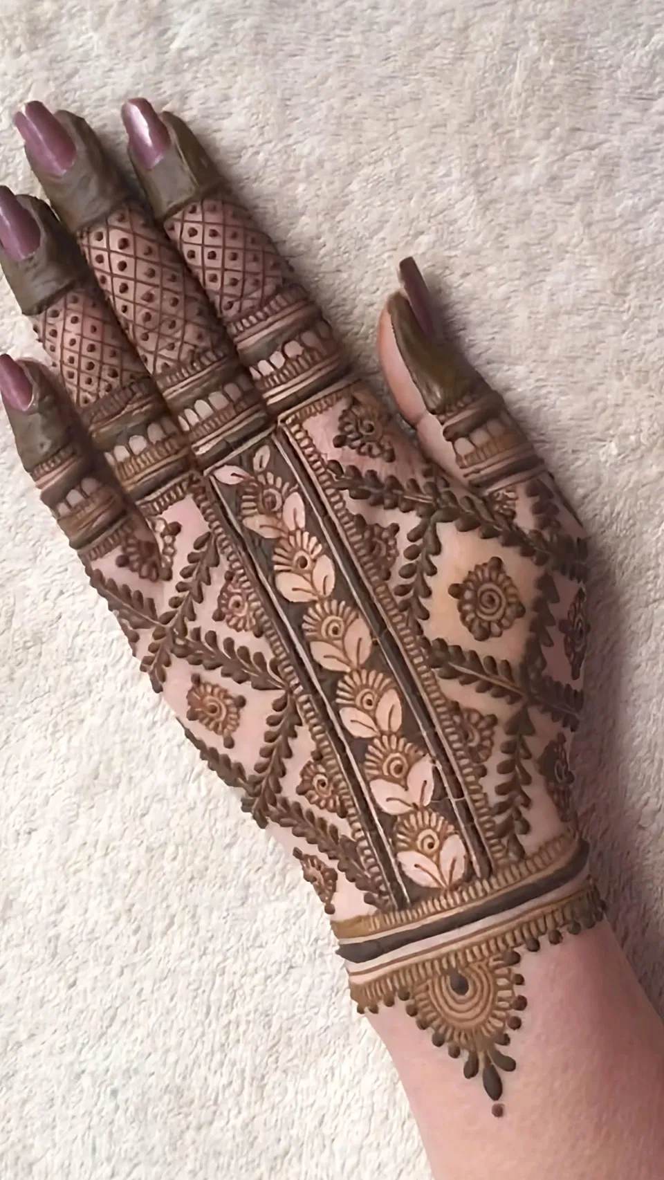 Bridal Stylish Back Hand Mehndi Design (15)